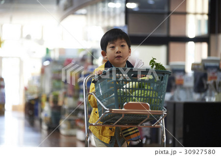 おつかい　買い物をする男の子 30927580