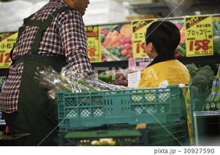おつかいをする男の子と男性店員 30927590