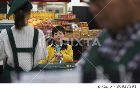 おつかい 支払いをする男の子 おつかい 支払いをする男の子 30927591