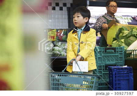 おつかい 買い物をする男の子 おつかい 買い物をする男の子 30927597