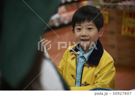 おつかい　支払いをする男の子 30927607