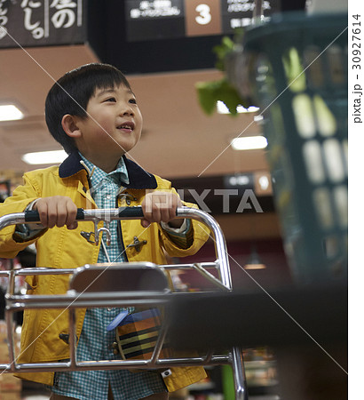 おつかい　支払いをする男の子 30927614