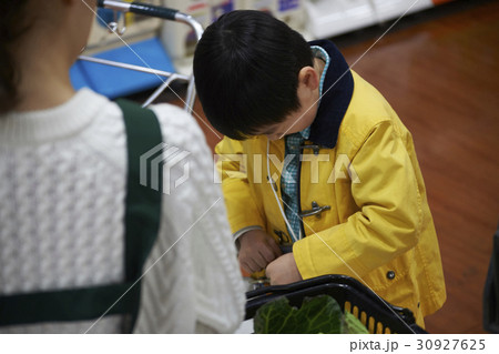 おつかい　支払いをする男の子 30927625