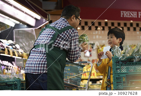 おつかいをする男の子と男性店員 30927628