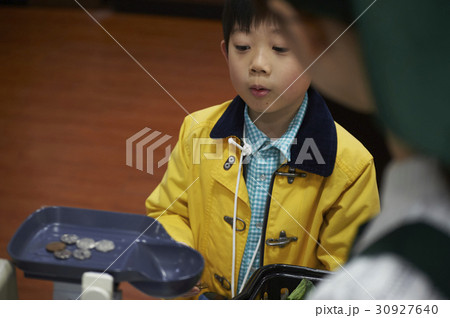 おつかい　支払いをする男の子 30927640