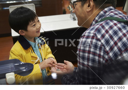 おつかい　支払いをする男の子と男性店員 30927660