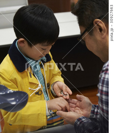 おつかい 支払いをする男の子と男性店員 おつかい 支払いをする男の子と男性店員 30927663