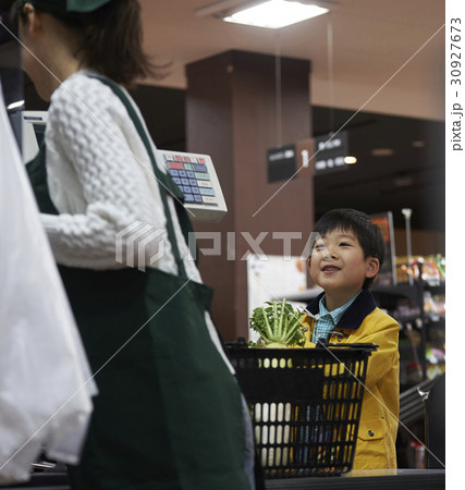 おつかい　支払いをする男の子 30927673