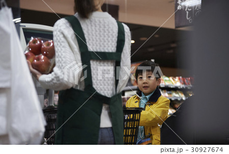 おつかい　支払いをする男の子 30927674