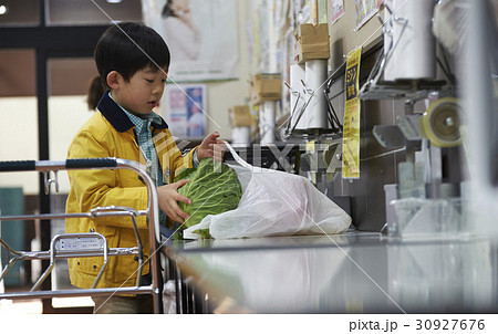 おつかい 買い物をする男の子 おつかい 買い物をする男の子 30927676