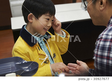 おつかい　支払いをする男の子と男性店員 30927677