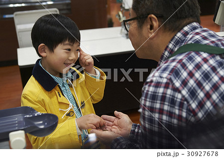 おつかい　支払いをする男の子と男性店員 30927678