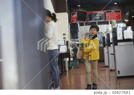 おつかい　買い物をする男の子 30927681