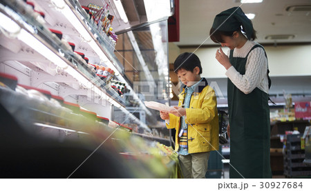 おつかい　買い物をする男の子 30927684