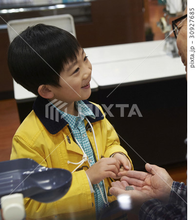 おつかい 支払いをする男の子と男性店員 おつかい 支払いをする男の子と男性店員 30927685