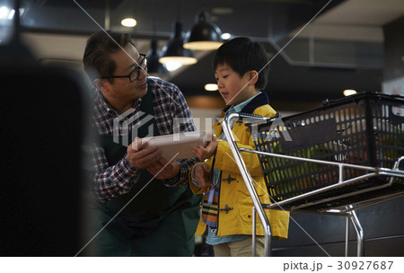 おつかいをする男の子と男性店員 30927687