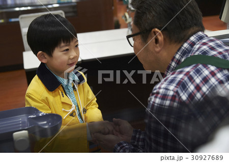 おつかい　支払いをする男の子と男性店員 30927689