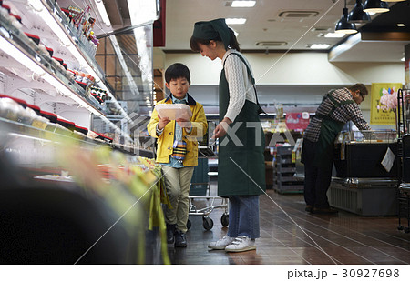 おつかい 買い物をする男の子 おつかい 買い物をする男の子 30927698