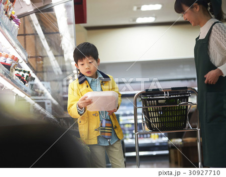 おつかい 買い物をする男の子 おつかい 買い物をする男の子 30927710
