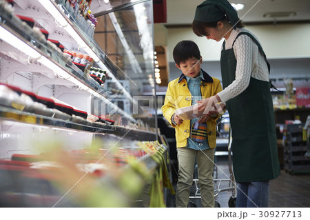 おつかい　買い物をする男の子 30927713