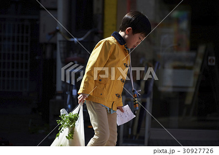 おつかい　商店街を歩く男の子 30927726