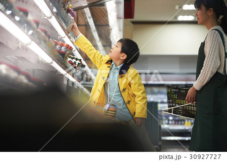 おつかい 買い物をする男の子 おつかい 買い物をする男の子 30927727