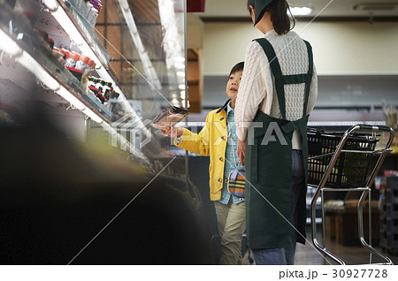 おつかい　買い物をする男の子 30927728