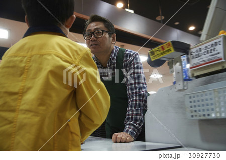 おつかい　支払いをする男の子と男性店員 30927730
