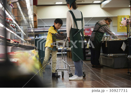 おつかい　買い物をする男の子 30927731