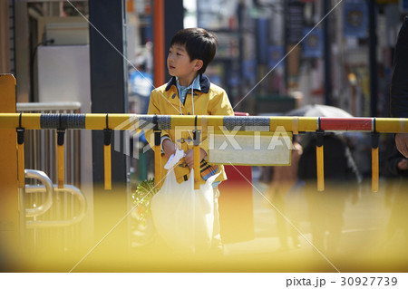 おつかいをする男の子　踏切 30927739