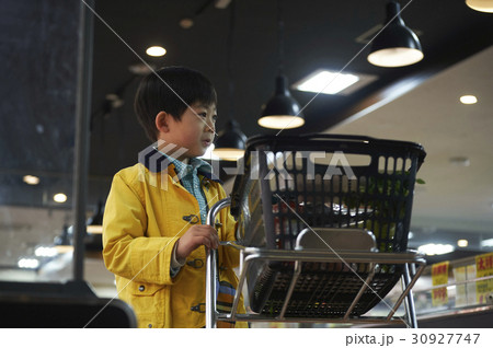 おつかい 買い物をする男の子 おつかい 買い物をする男の子 30927747