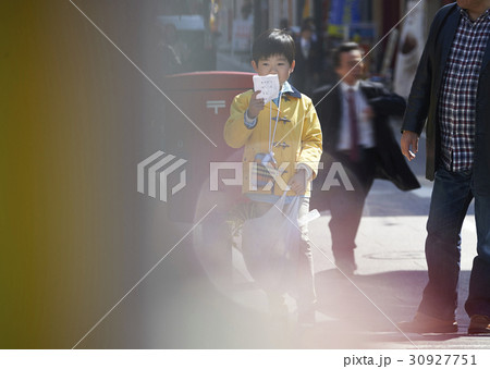 おつかい　商店街を歩く男の子 30927751