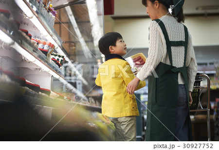 おつかい　買い物をする男の子 30927752
