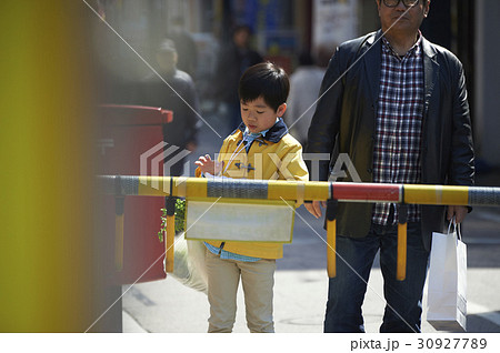 おつかいをする男の子　踏切 30927789