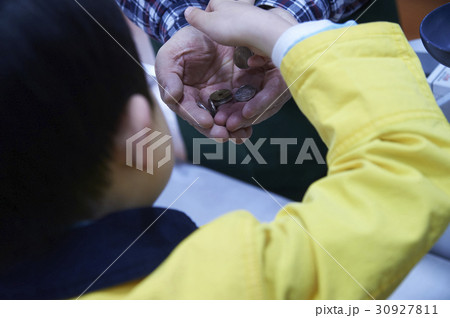 おつかい 支払いをする男の子 おつかい 支払いをする男の子 30927811