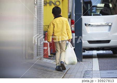 おつかい　帰り道　男の子 30927813