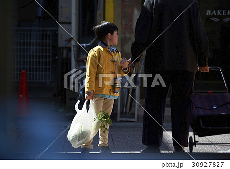 おつかい 商店街を歩く男の子 おつかい 商店街を歩く男の子 30927827