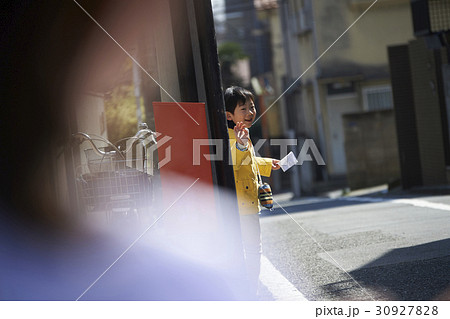 おつかいに出かける男の子 30927828