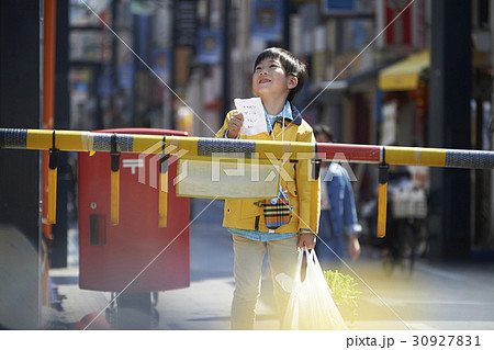 おつかいをする男の子 踏切 おつかいをする男の子 踏切 30927831
