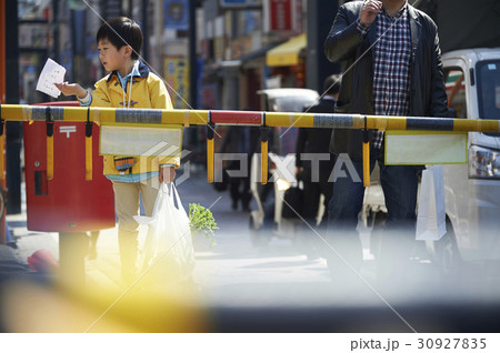 おつかいをする男の子　踏切 30927835