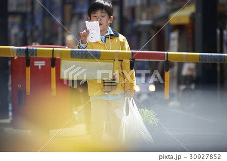 おつかいをする男の子　踏切 30927852