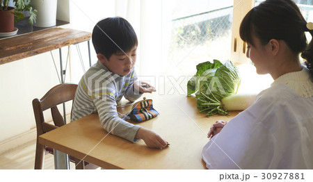 おつかい おつりを渡す男の子 おつかい おつりを渡す男の子 30927881