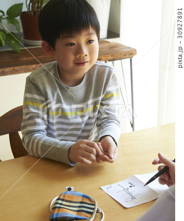 おつかい　行先を確かめる男の子 30927891