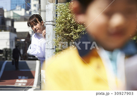 見守る母親 見守る母親 30927903