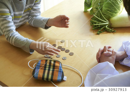 おつかい　おつりを渡す男の子 30927913