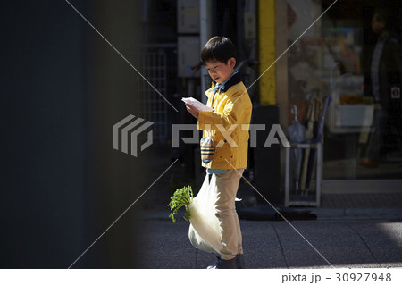 おつかい 商店街を歩く男の子 おつかい 商店街を歩く男の子 30927948