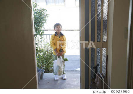 おつかい 玄関 帰宅した男の子 おつかい 玄関 帰宅した男の子 30927966