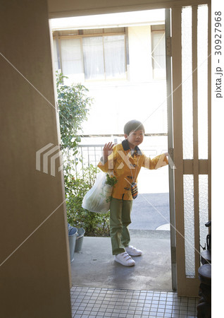 おつかい 玄関 帰宅した男の子 おつかい 玄関 帰宅した男の子 30927968
