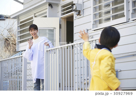 手を振る母親 手を振る母親 30927969