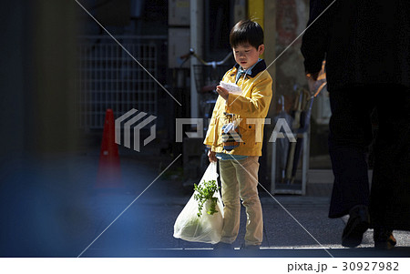 おつかい　商店街を歩く男の子 30927982